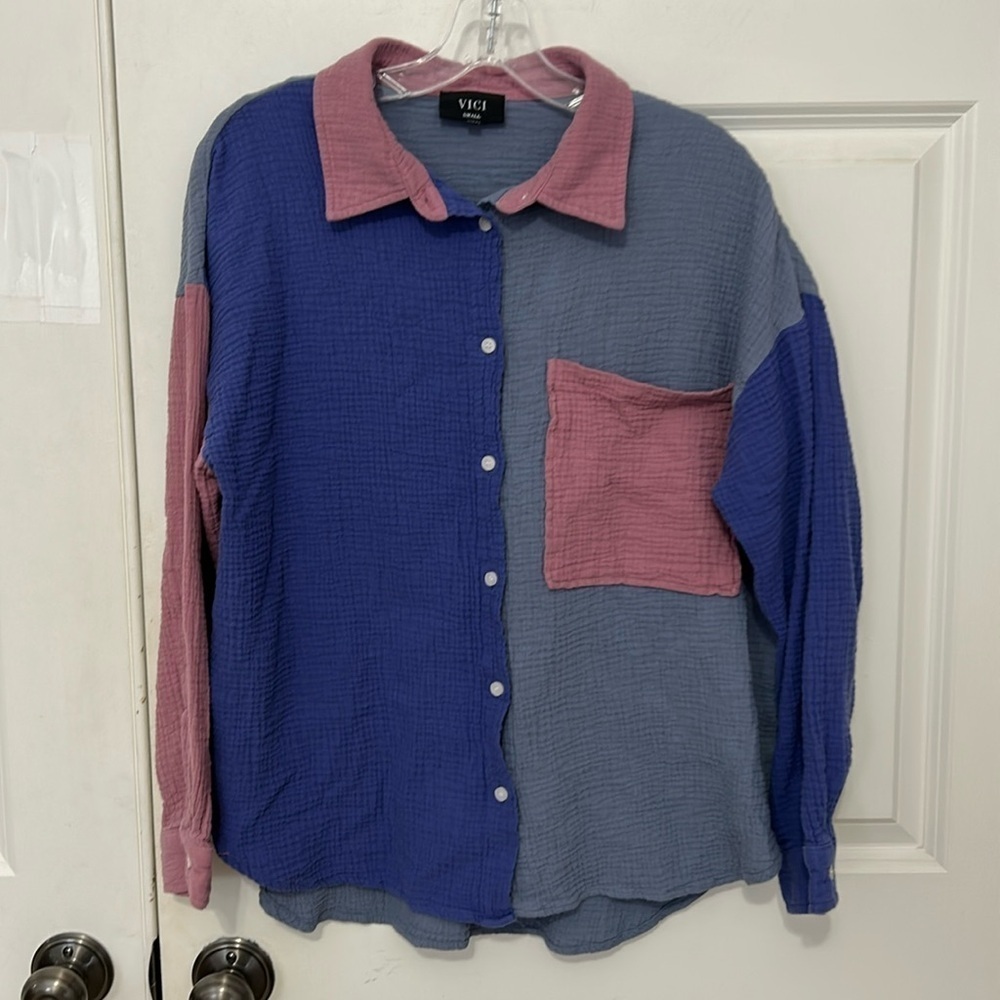 Vici ColorBlock Crinkle Button Down Shirt size small gray Maeve purple cotton